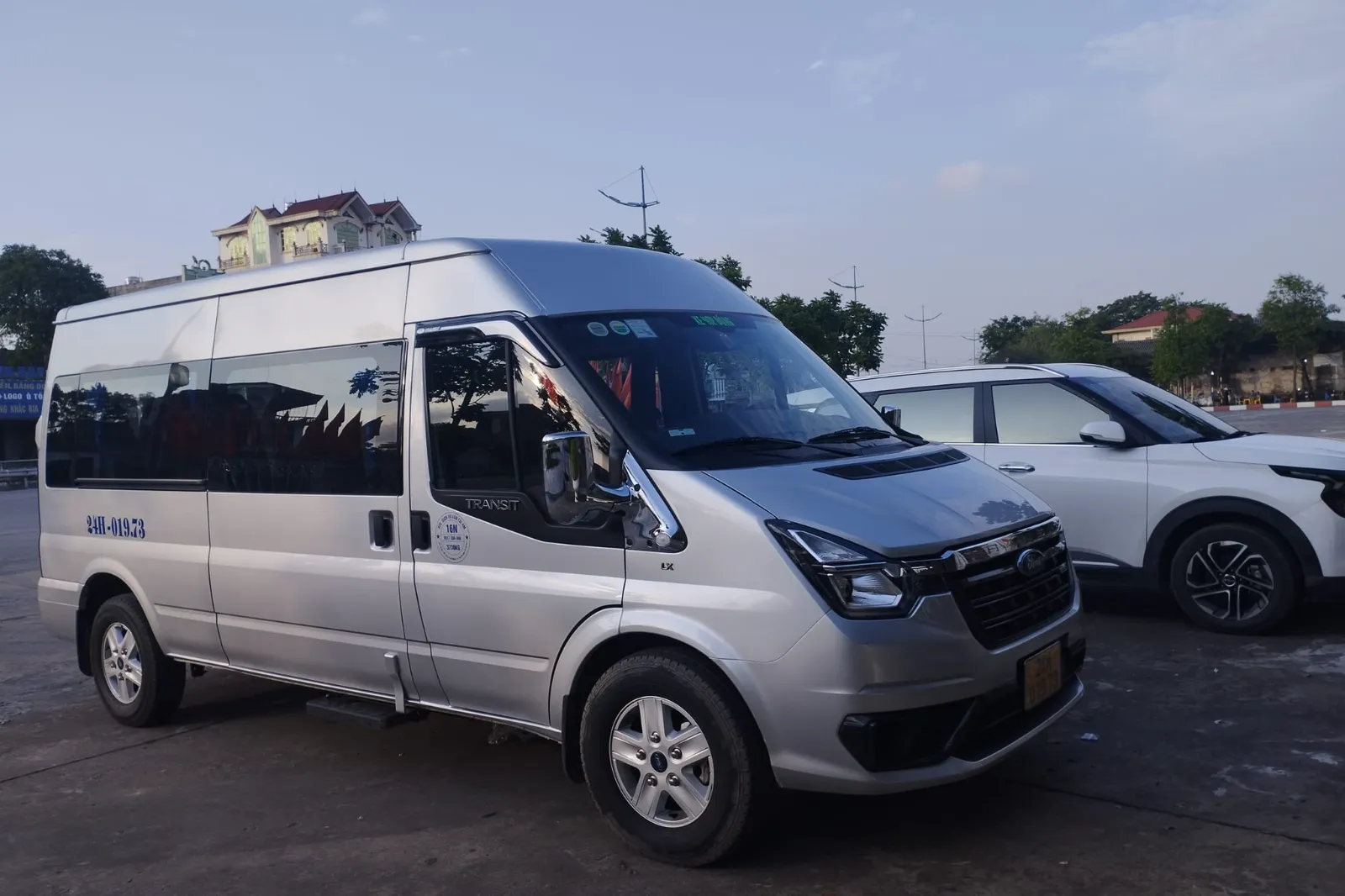 Xe Ford Transit 16 chỗ phường Cam Đường Xe Ford Transit 16 chỗ phường Cam Đường